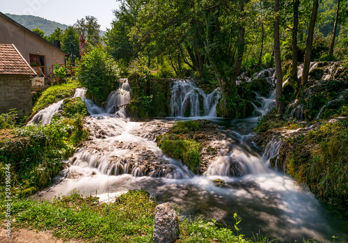 Der wunderschöne kleine Wasserfall von Martin Brod in Bosnien und Herzegowina