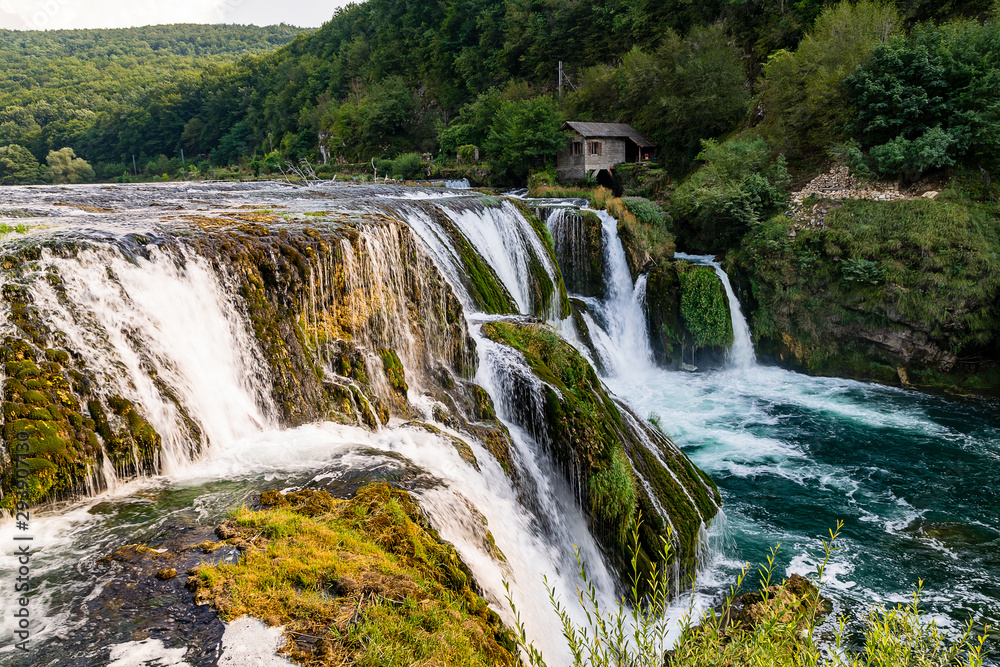Fototapeta premium Der wunderschöne Wasserfall von Strbacki Buk in Bosnien und Herzegowina
