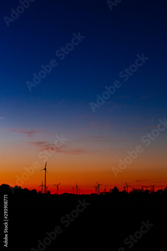 Windgeneator und Sonnenuntergang 4