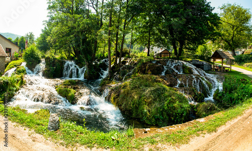 Der wunderschöne kleine Wasserfall von Martin Brod in Bosnien und Herzegowina