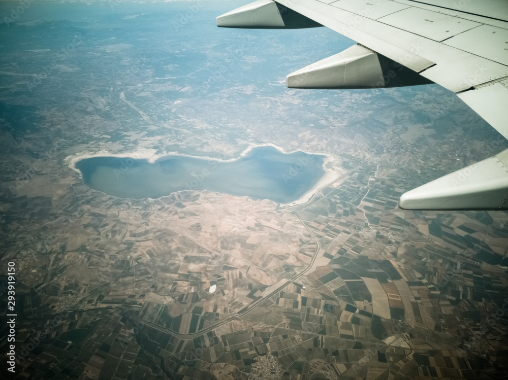 Obraz premium airplane wing over the lake
