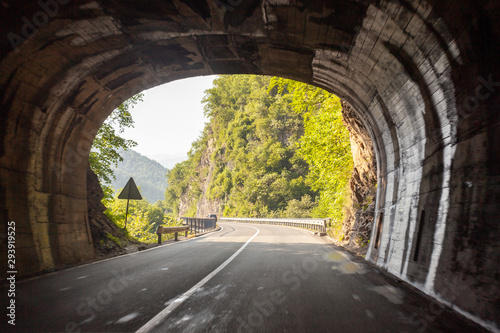 Fototapeta Wyjdź z tunelu ruchu na pięknej górskiej drodze