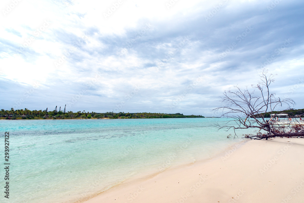 ニューカレドニア ロイヤルティ諸島 ウベア島 ムリの橋からレキンの絶壁を望む ニューカレドニア ロイヤルティ諸島 ウベア島 ムリの橋からレキンの絶壁を望む