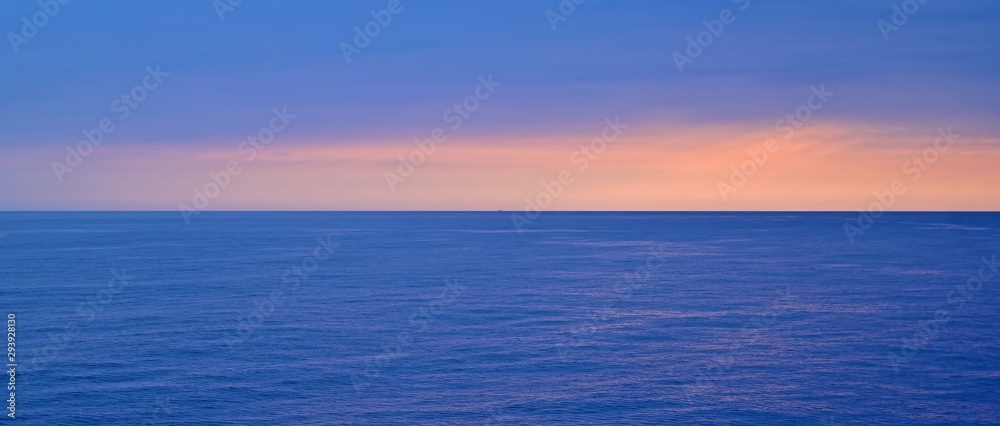 船上から見た夕焼けの情景 船上から見た夕焼けの情景