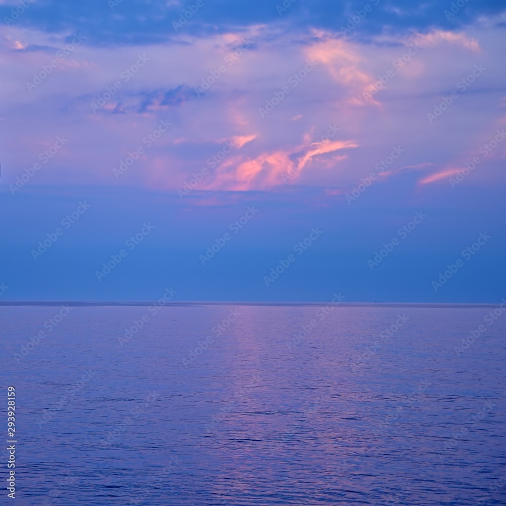 船上から見た夕焼けの情景