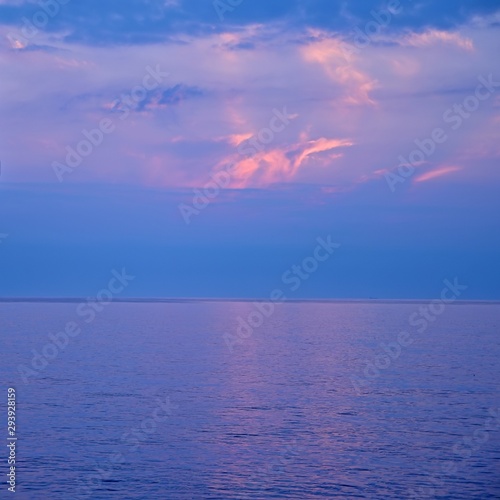 Fototapeta Naklejka Na Ścianę i Meble -  船上から見た夕焼けの情景