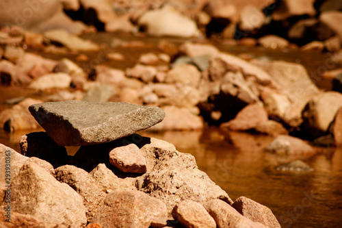 Roca descansando a la vera de río