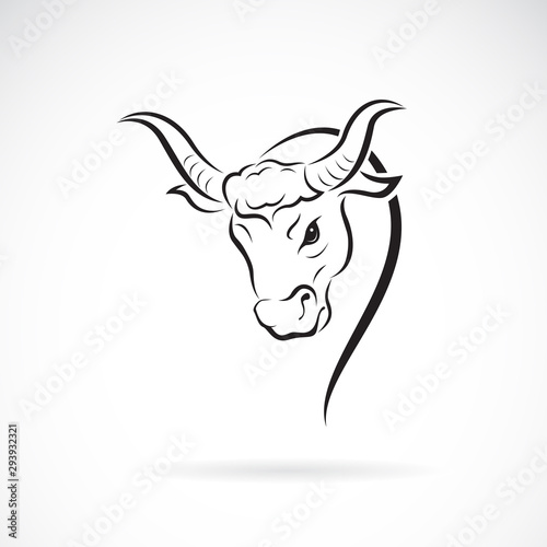 Vector of a bull head design on white background. Wild Animals. Bull logo or icon. Easy editable layered vector illustration.