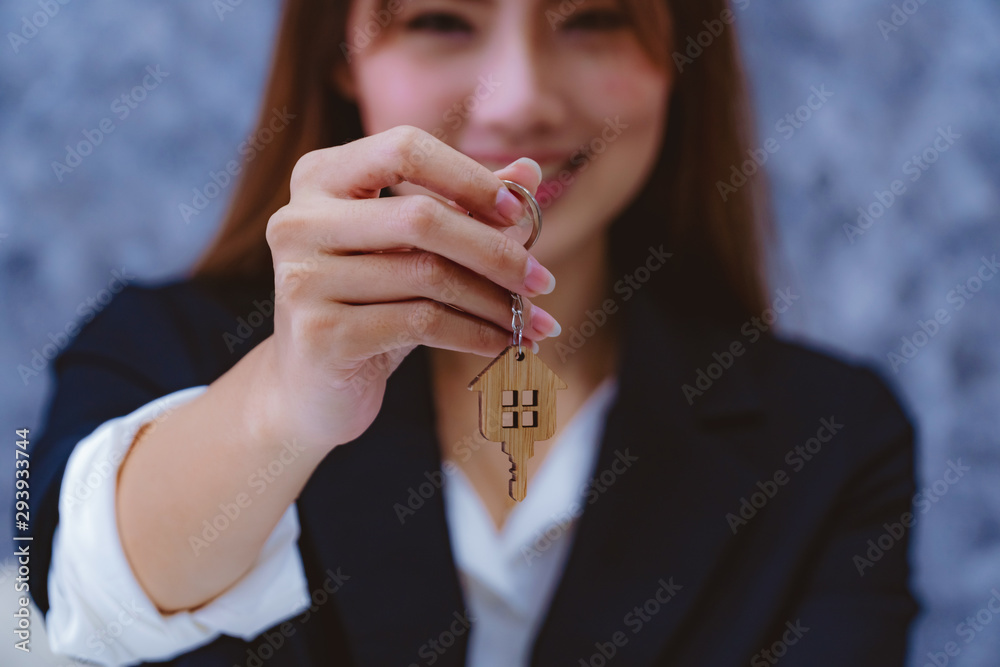 Φωτογραφία Close-up of Hands of a woman holding key from female real estate agent