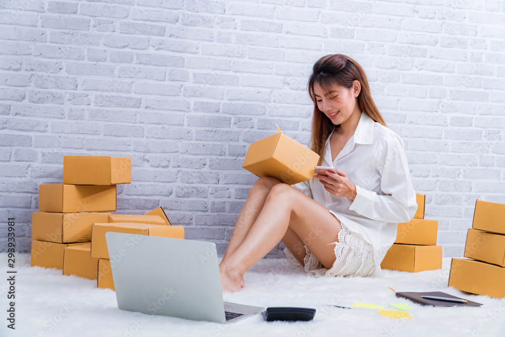Φωτογραφία Asian girls doing business online store, at home, the Office, packing his own background as a popular business
