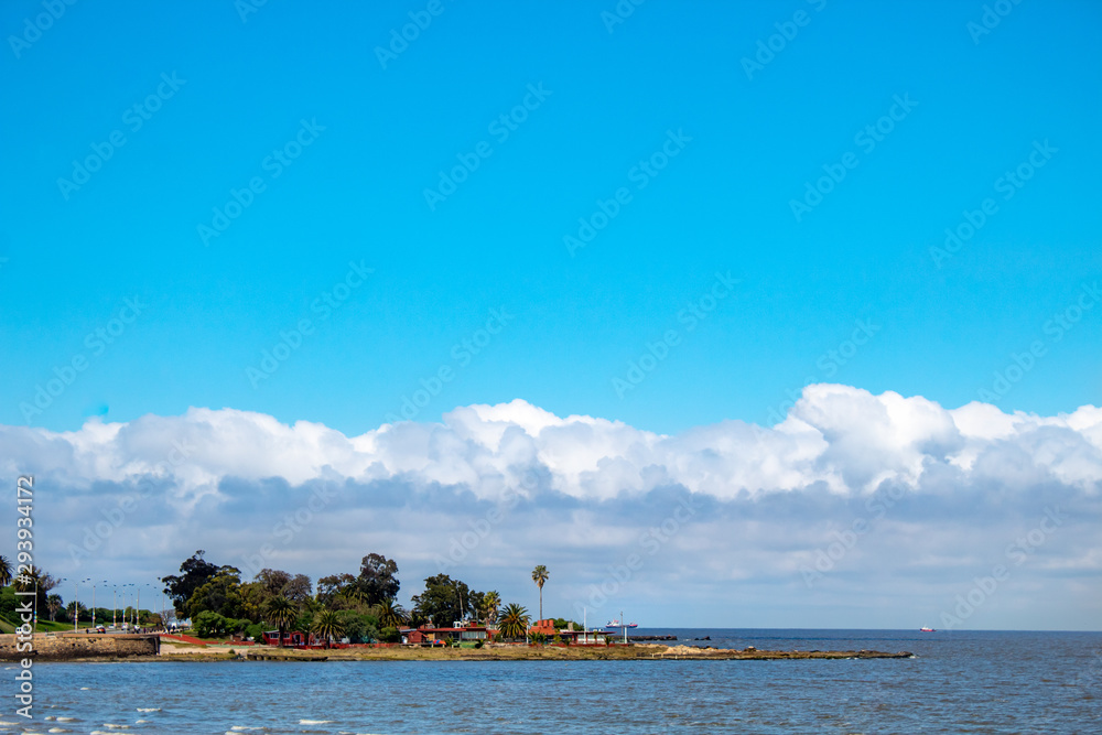  Dia de sol com nuvens na praia de Ramirez, Montevidéu, Uruguai
