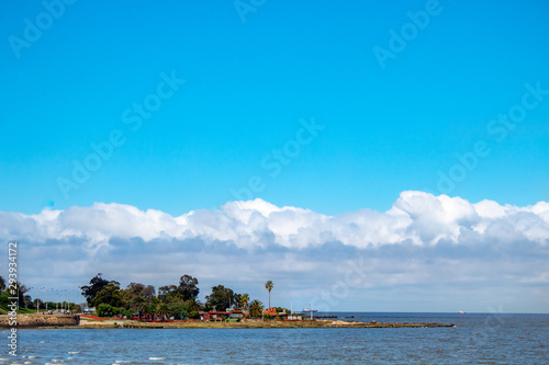  Dia de sol com nuvens na praia de Ramirez, Montevidéu, Uruguai