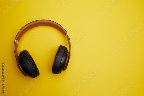 bluetooth kopfhörer auf gelbem hintergrund - bluetooth headset on yellow background photo