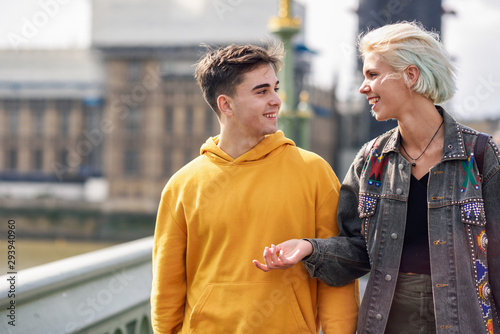 Canvas Print Happy couple by westminster bridge, River Thames, London. UK.