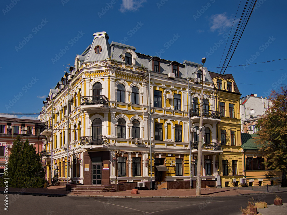 Altes Haus in der Altstadt von Podil, einem Stadtteil von Kiew in der Ukraine	
