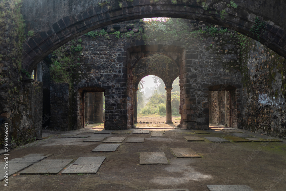 Naklejka Historyczne Vasai fortu ruiny blisko Mumbai, Maharashtra, India