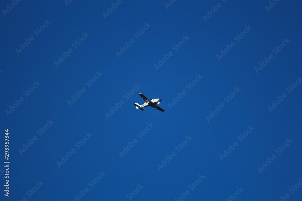 custom made wallpaper toronto digitalEin kleines Flugzeug Cessna Kleinflugzeug fliegt vor blauem Himmel