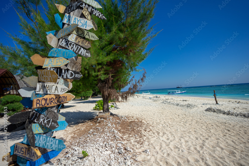 Obraz premium Distance sign at beach