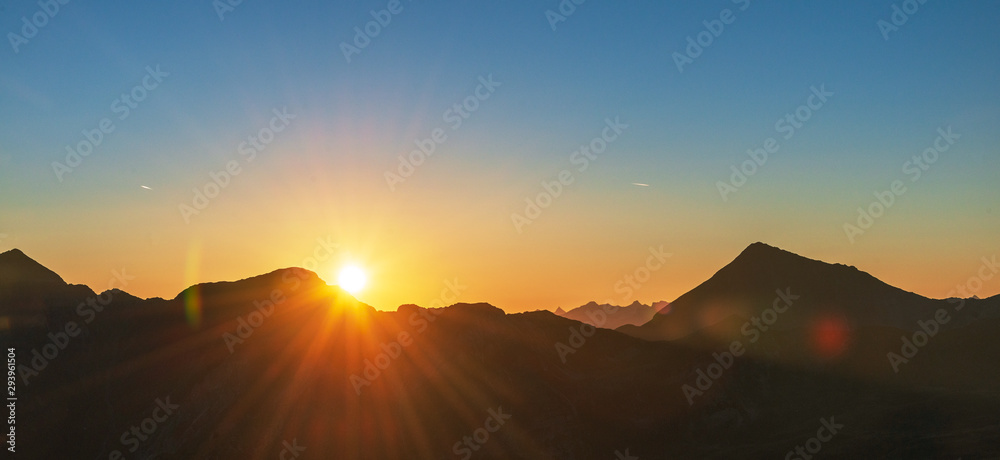 Banner: Sonnenaufgang in den Bergen