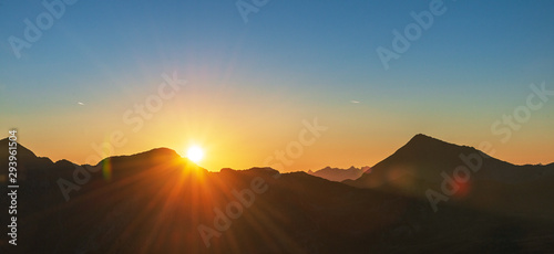 Banner: Sonnenaufgang in den Bergen