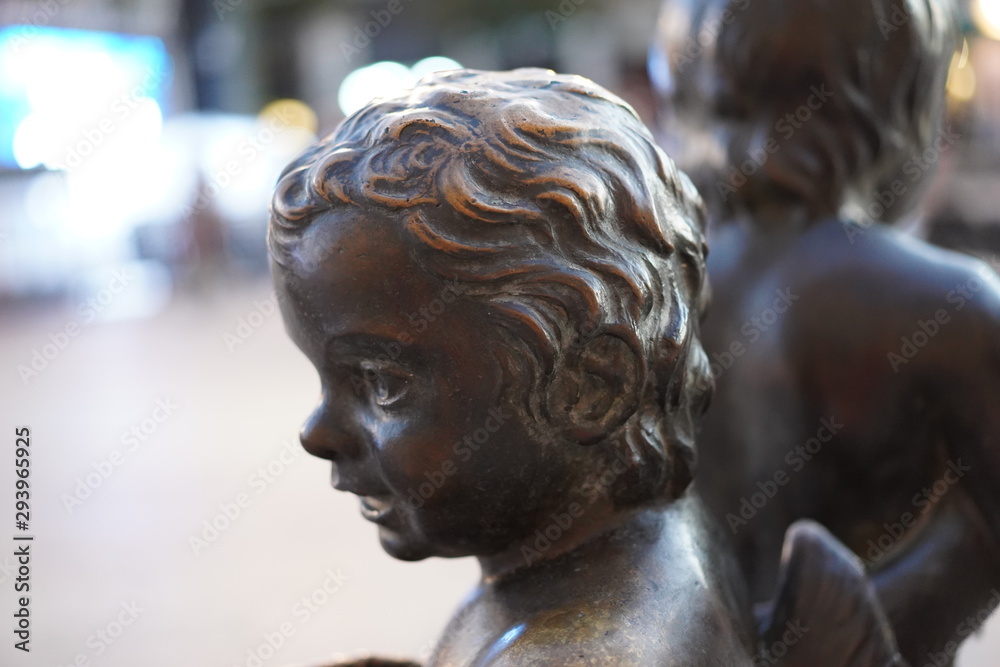 Estatua de niño en bronce