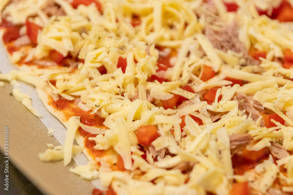 Leckere italienische Pizza schmeckt selbstgemacht und frisch aus dem Ofen mit Thunfisch und Paprika mit Käse überbacken wie Italien zu Hause beim Abendessen Leckere italienische Pizza schmeckt selbstgemacht und frisch aus dem Ofen mit Thunfisch und Paprika mit Käse überbacken wie Italien zu Hause beim Abendessen