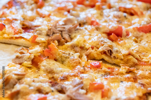Leckere italienische Pizza schmeckt selbstgemacht und frisch aus dem Ofen mit Thunfisch und Paprika mit Käse überbacken wie Italien zu Hause beim Abendessen