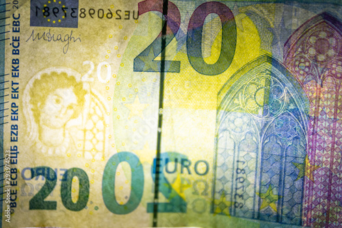 10 EURO-Schein mit Hintergrundbeleuchtung zeigt die Sicherheitsmerkmale des europäisches Geldscheins mit Wasserzeichen und Sicherheitsstreifen im europäischen Bargeld