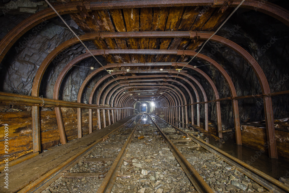 Fototapeta Tunel szybu rudy złota z szynami