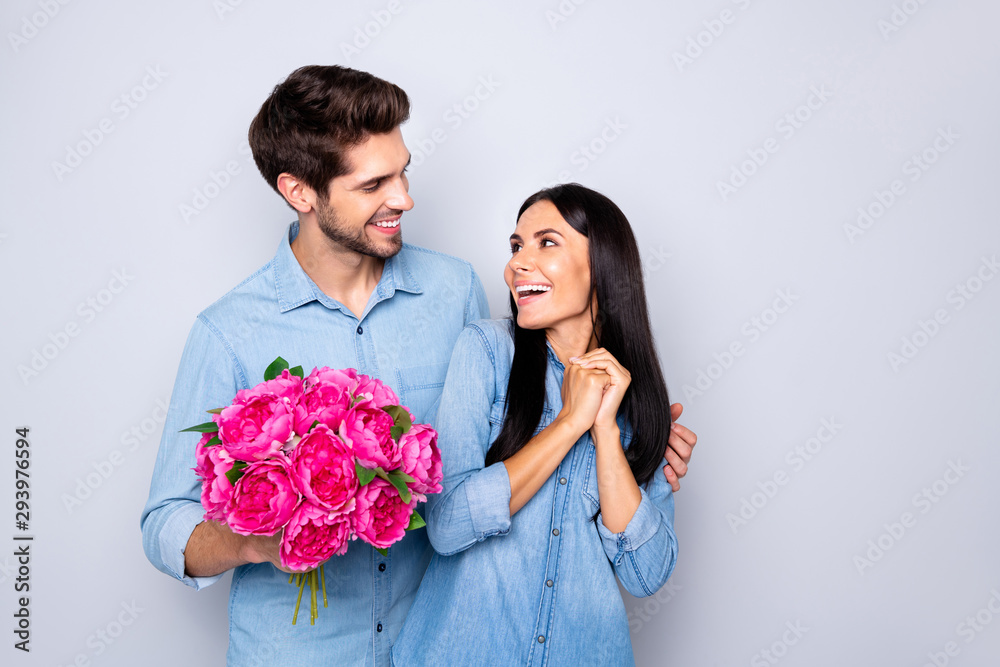 Photo of charming cute nice pretty sweet trendy white couple in denim of two people together with him gifting his wife flowers and her rejoicing with getting flowers pink isolated grey color Photo of charming cute nice pretty sweet trendy white couple in denim of two people together with him gifting his wife flowers and her rejoicing with getting flowers pink isolated grey color