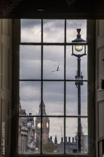 tras la ventana