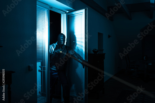 Einbrecher bricht auf Diebestour in Wohnung ein