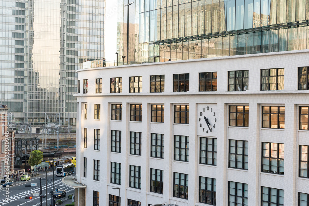 Fototapeta premium 東京都千代田区丸の内の高層ビル群の街並み