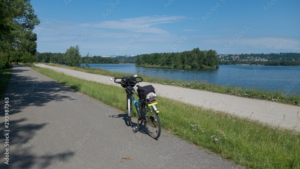 Obraz premium Cyclotourisme sur la ViaRhona, le parc de Miribel-Jonage.