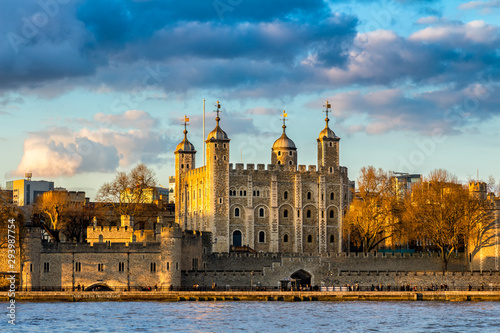 Carta da parati Tower of London at sunset, England, Famous Place, International Landmark