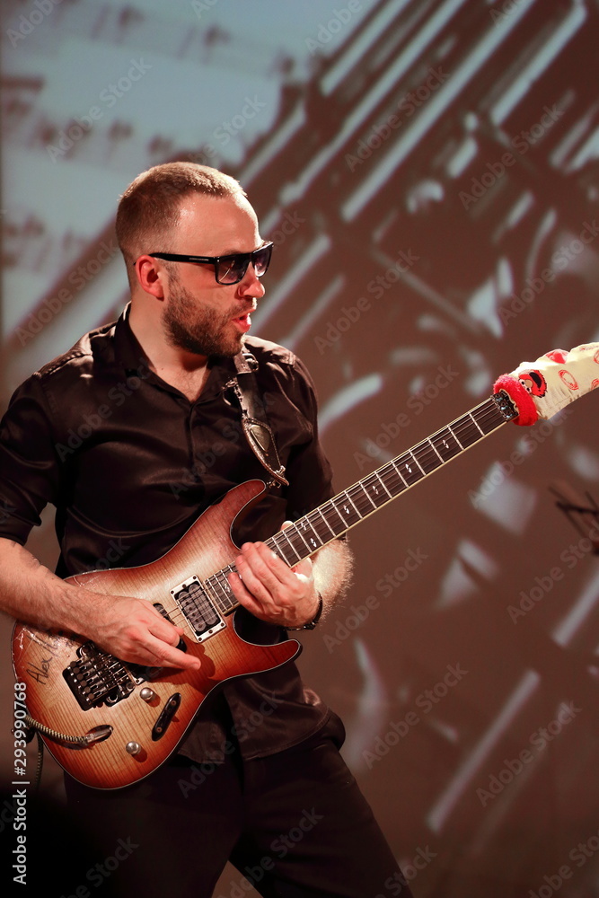 Obraz premium young man playing guitar