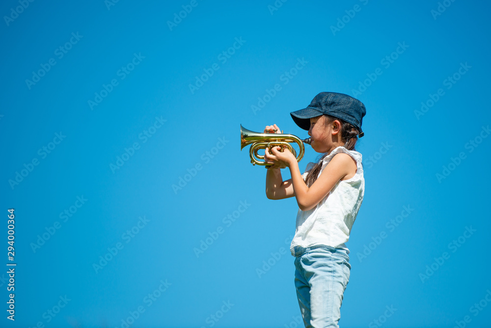 青空の下でトランペットを演奏する女の子 Stock 写真 Adobe Stock