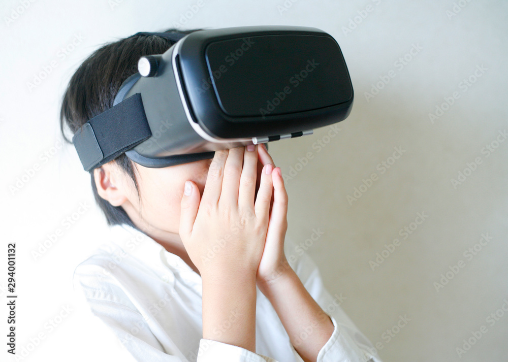 VRゴーグルをつけた男の子 VRゴーグルをつけた男の子
