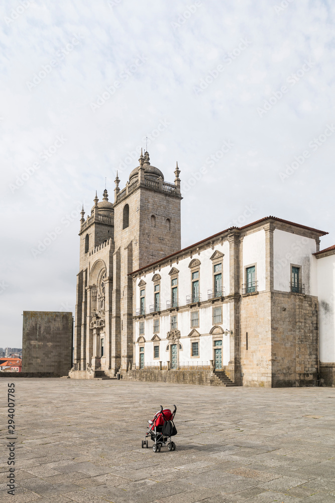 Kinderwagen vor Kirche in Porto, Portugal