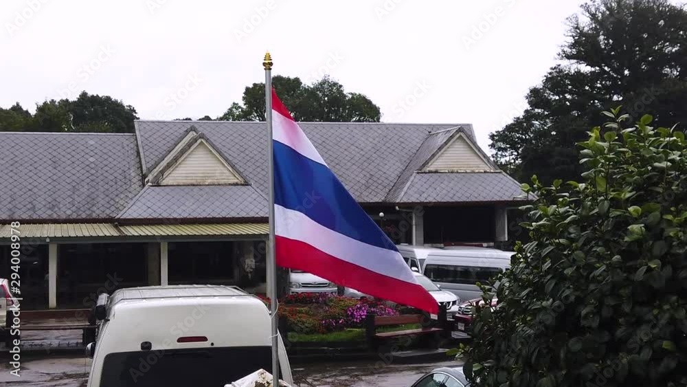 Ralenti le drapeau thaïlandais qui flotte au vent