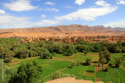 Das fruchtbare Tal des Oued Todhra am Fuße des Hohen Atlas (Marokko) photo