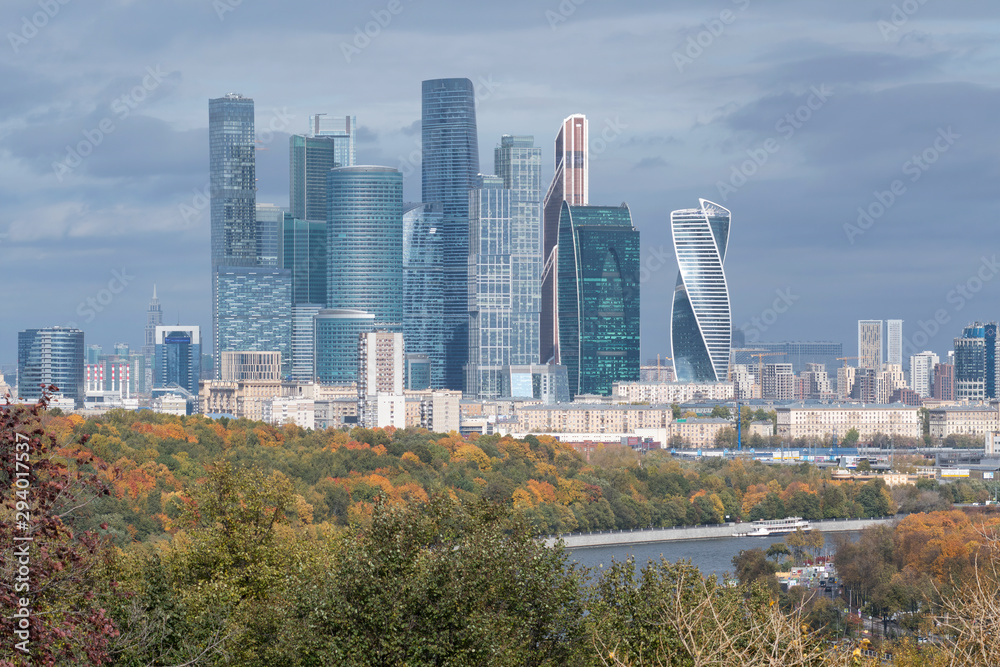 Obraz premium Autumn cityscape. View at Moscow city, business centre of the russian capital, and Moscow river. Moscow, Russia.