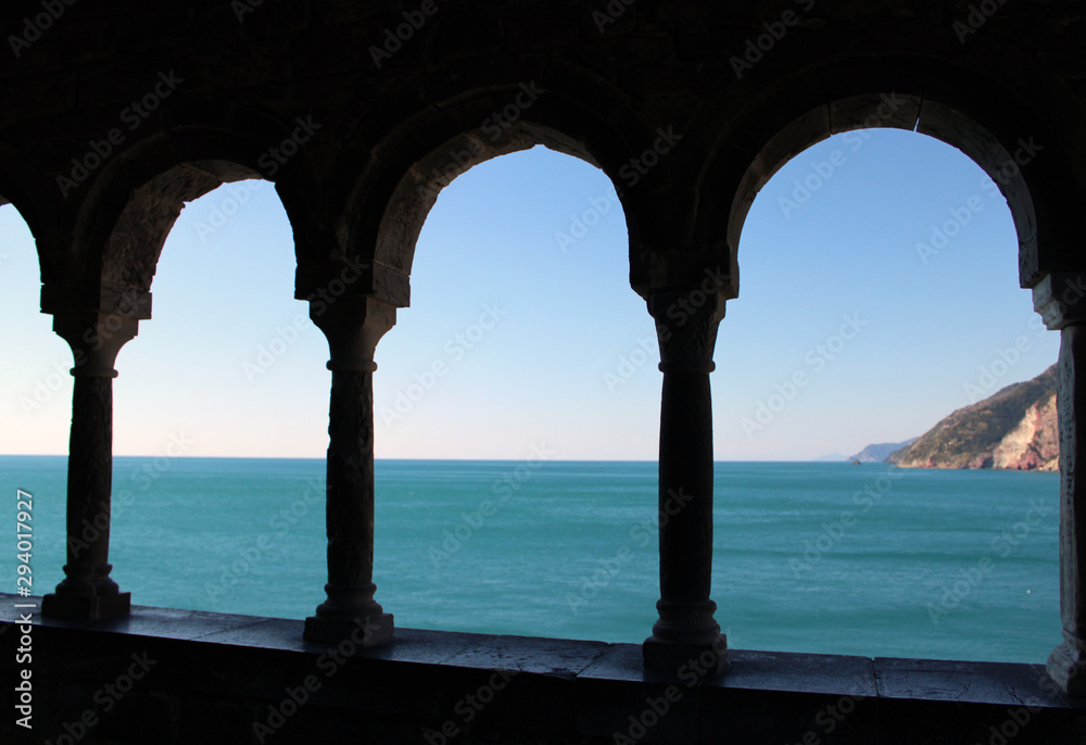 Silhouette di arcate antiche con mare