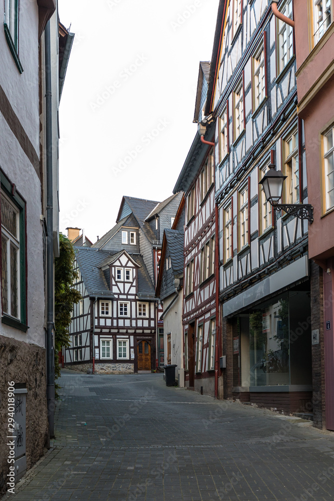 Fototapeta premium Gasse mit Fachwerkhäusern
