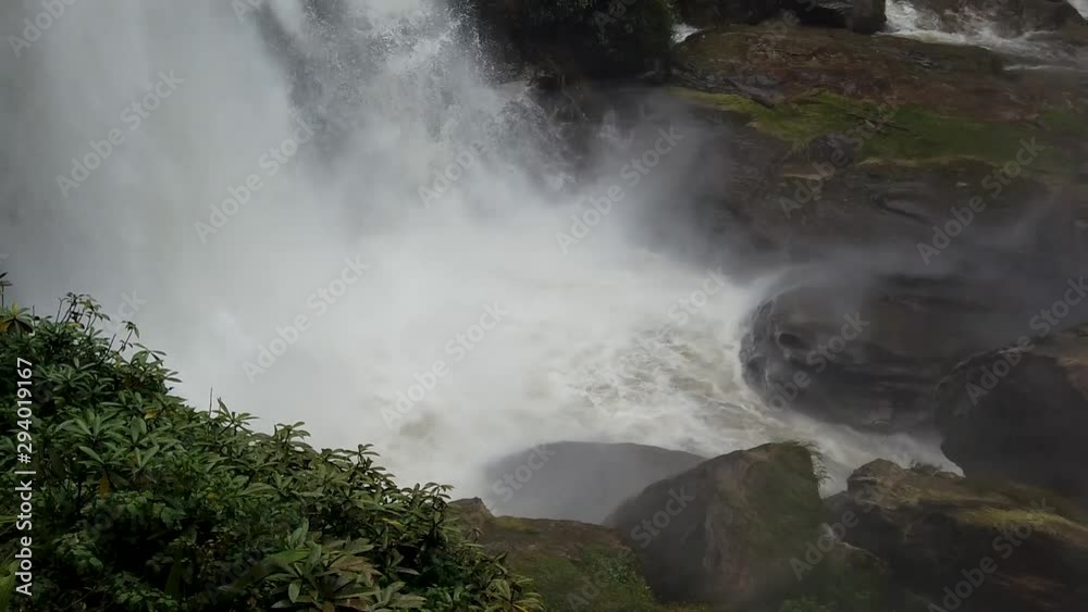magnifique cascade chute d'eau au ralenti en Thaïlande magnifique cascade chute d'eau au ralenti en Thaïlande