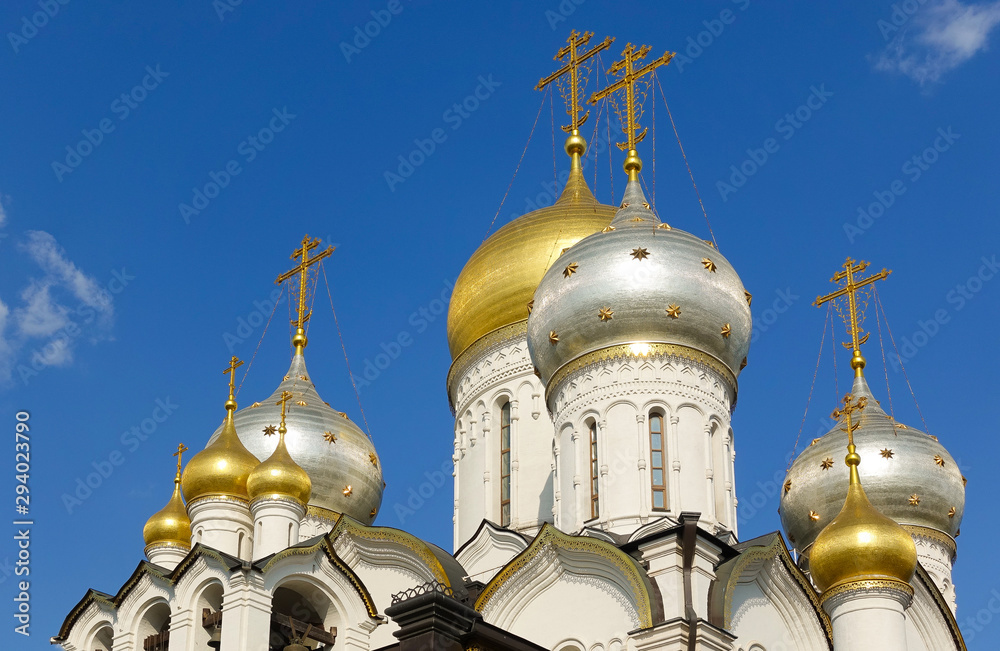 Φωτογραφία Golden domes with crosses of an orthodox temple on the background of bright blue sky