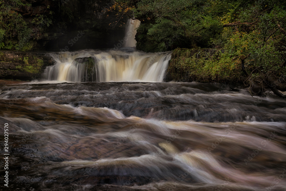 Obraz premium Sgwd Ddwli Isaf waterfalls on the river Neath, near Pontneddfechan in South Wales, UK.