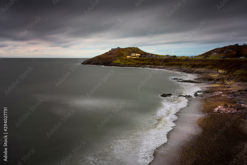 Obraz premium Crashing waves on the coast at Bracelet Bay on the Gower peninsula in Swansea, South Wales, UK
