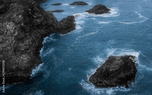 Plakat waves crashing on rocks