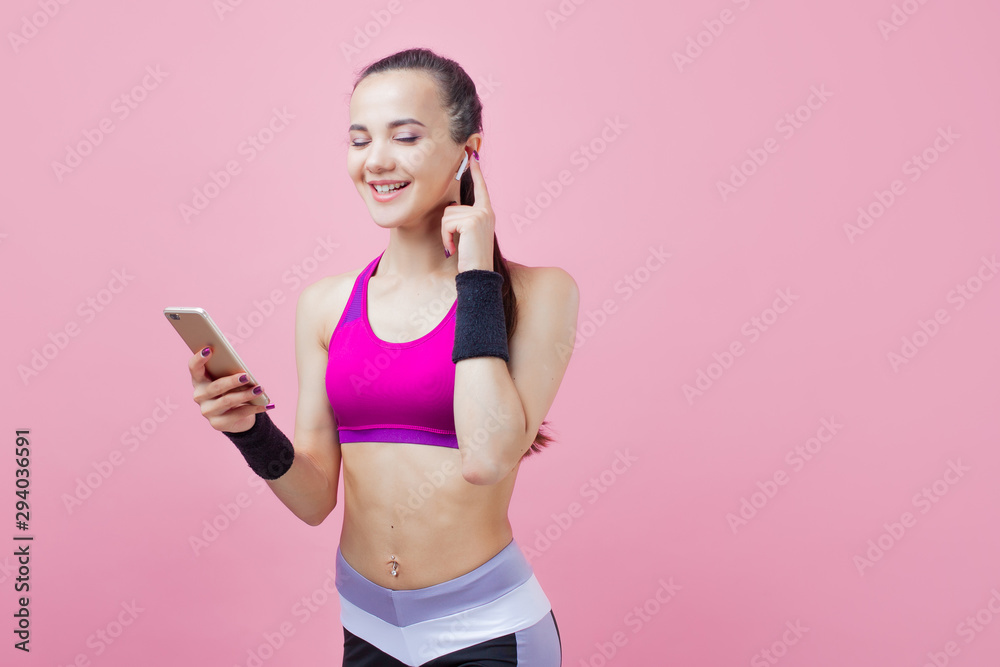 Toned young brunet woman stand checking mail on smartphone, have break from training, fit athlete sportswear . Toned young brunet woman stand checking mail on smartphone, have break from training, fit athlete sportswear .